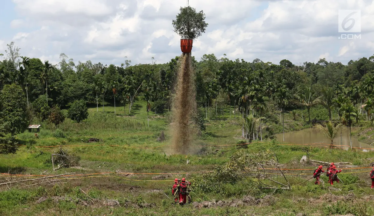 Sebuah helikopter membawa air untuk memadamkan api saat simulasi kebakaran di Tanjungjabung Barat, Jambi, Kamis (3/4). Asian Games 2018 akan berlangsung di Palembang dan Jakarta. (Liputan6.com/Angga Yuniar)