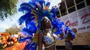 Seorang peserta mengenakan kostum bulu sambil menari selama Parade West Indian Day di Brooklyn borough, New York, Senin (4/9). Parade tersebut merupakan salah satu perayaan budaya Karibia terbesar di Amerika Serikat. (AP Photo/Kevin Hagen)