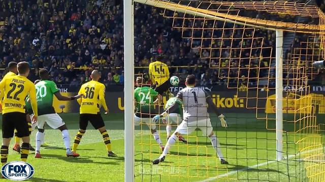 Michy Batshuayi mencetak gol semata wayang Borussia Dortmund saat kalahkan Hannover 1-0. This video is presented by Ballball.