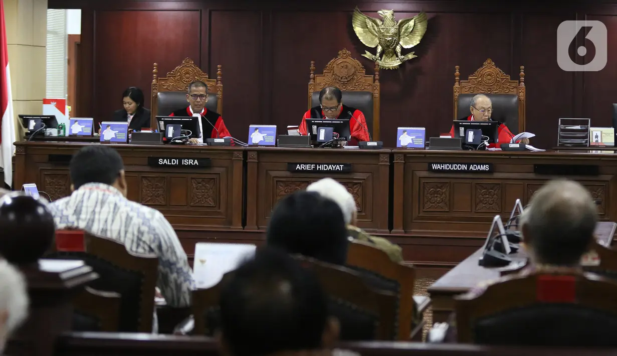 Hakim MK Arief Hidayat (tengah) saat memimpin sidang pengujian formil atas UU Republik Indonesia Nomor 19 Tahun 2019 tentang Perubahan Kedua Atas UU Nomor 30 Tahun 2002 tentang Komisi Pemberantasan Tindak Pidana Korupsi di Gedung MK, Jakarta, Senin (9/12/2019). (Liputan6.com/Herman Zakharia)