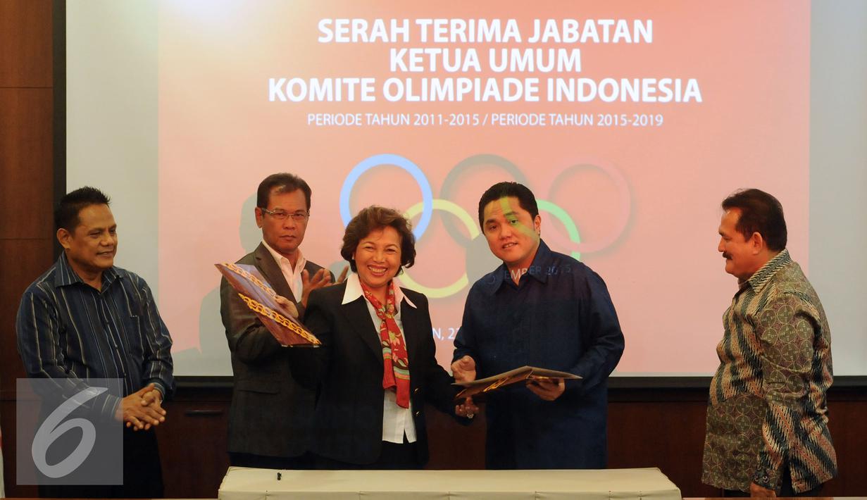 Mantan Ketua KOI, Rita Subowo (tengah) tersenyum usai menandatangani naskah serah terima jabatan di Gedung KOI Jakarta, Senin (23/11/2015). Erick Thohir resmi menjabat KetuaUmum KOI 2015-2019. (Liputan6.com/Helmi Fithriansyah)