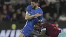 <p>Bek AZ Alkmaar, Pantelis Hatzidiakos berebut bola dengan penyerang West Ham United, Michail Antonio pada leg pertama semifinal Europa Conference League 2022/2023 di London Stadium, London, Jumat (12/5/2023) dini hari WIB. (AP Photo/Kin Cheung)</p>