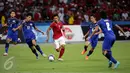 Gelandang timnas Indonesia U-23, Ahmad Nufiandani (tengah) mencoba melewati kepungan pemain Thailand di semifinal sepak bola SEA Games ke-28 di National Stadium Singapore, Sabtu (13/6/2015). Indonesia kalah 0-5. (Liputan6.com/Helmi Fithriansyah)