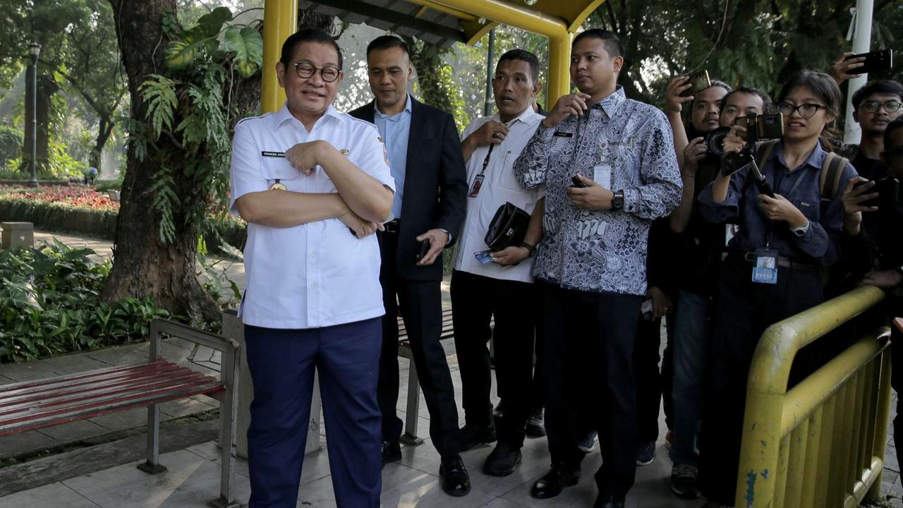 Momen Pramono Anung Naik Transjakarta di Hari Pertama ASN Wajib Gunakan Transportasi Umum