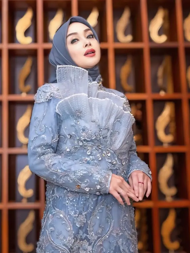 5 Pesona Gamis Biru Berpayet Terry Putri di Acara Spesial, Anggun dan Glamor