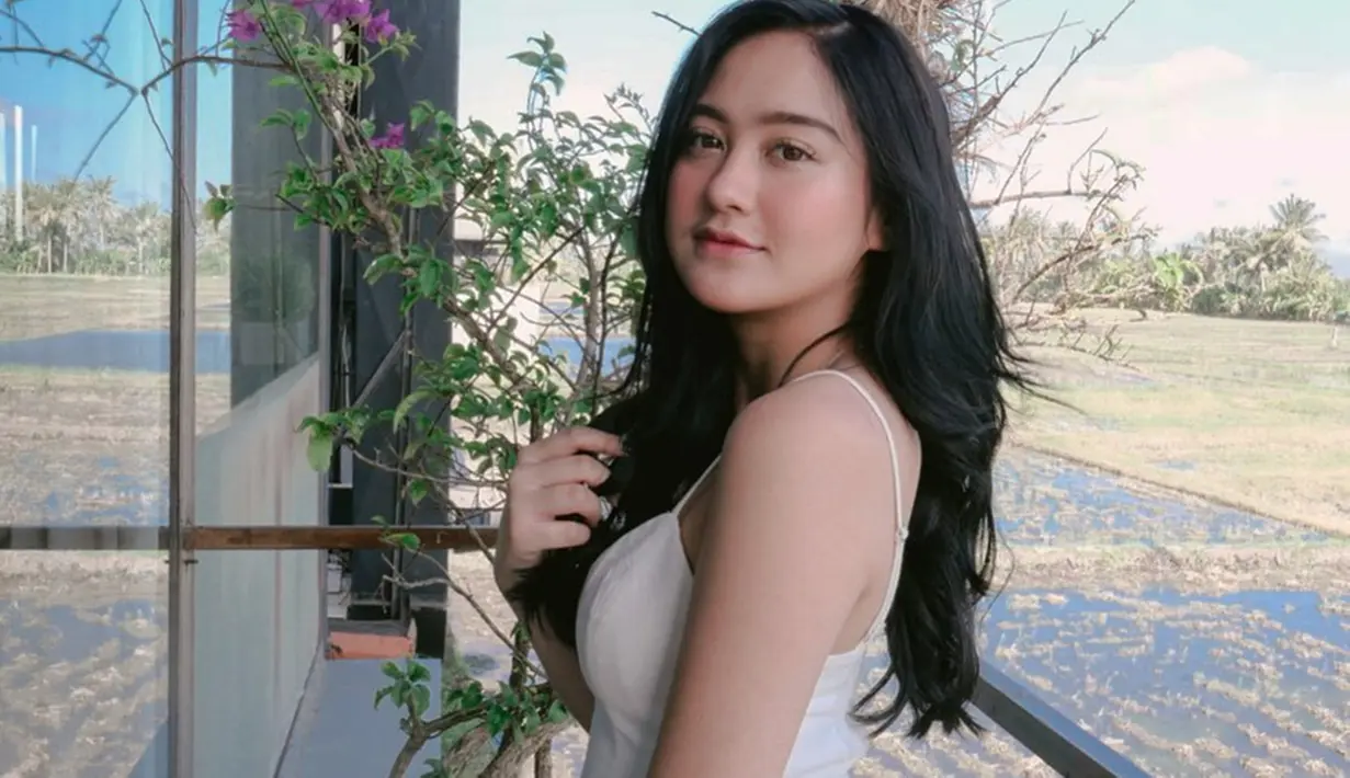Meski masih berusia 19 tahun, Salshabilla selalu memperhatikan penampilannya. Ia juga kerap membagikan OOTDnya yang memukau dalam memadupadankan pakaian di akun Instagram. Paling menarik adalah ketika ia memposting outfit dengan busana putih elegan. (Liputan6.com/IG/@salshabillaadr)
