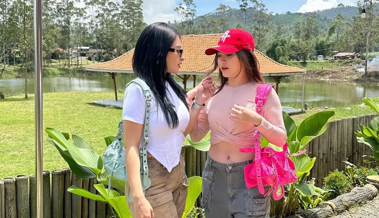 Pemandangan indah nan hijau Bandung sebagai latar foto Nathalie dan Elina Joerg membuat hasil jepretannya jadi makin cantik dan ciamik. Foto candid ini memperlihatkan keduanya bak kakak adik. Meski foto candid tanpa senyum dan tidak fokus ke kamera, keduanya tetap cantik. Impian banyak orang, penampilan ideal Nathalie Holscher dan Elina Joerg banjir pujian. (Liputan6.com/IG/@nathalieholscher)