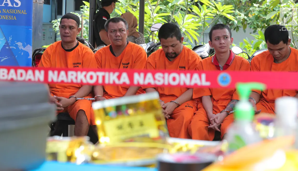 Sejumlah tersangka dhadirkan dalam pemusnahan barang bukti narkoba jenis sabu di halaman parkir Gedung BNN, Jakarta, Rabu (20/9). BNN memusnahkan 17 kg sabu dan 134 kg sabu dari dua kasus yang berhasil diungkap. (Liputan6.com/Faizal Fanani)