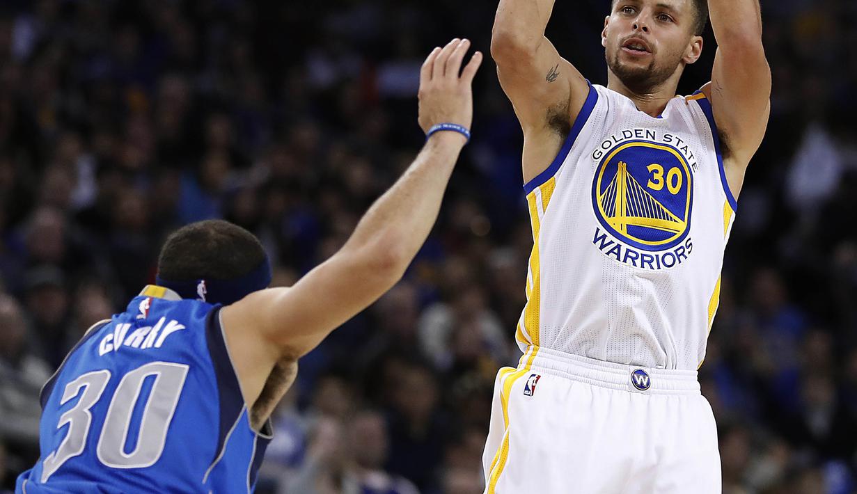 Aksi pemain Golden State Warriors, Stephen Curry (30) melakukan tembakan melewati hadangan pemain Dallas Mavericks, Seth Curry (30) pada laga NBA basketball game  di Oakland, California, (30/12/2016). Warriors menang 108-99. (AP/Tony Avelar)