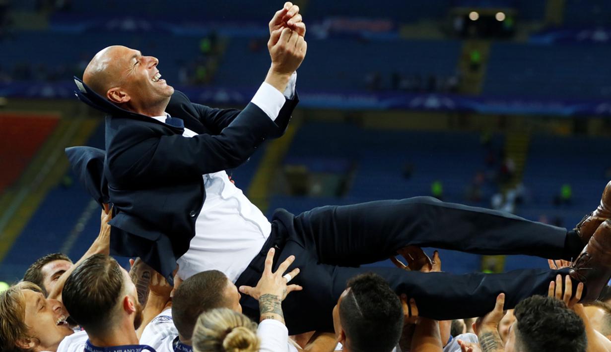 Pemain Real Madrid mengangkat pelatihnya, Zinedine Zidane, setelah meraih trofi Liga Champions ke-11 dalam final di Stadion San Siro, Milan, Minggu (29/5/2016) dini hari WIB. (Reuters/Kai Pfaffenbach)