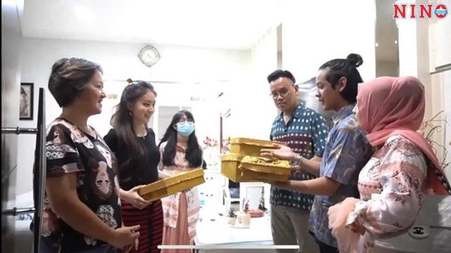 Didampingi Uya Kuya Nino Kuya Bawa Seserahan Lamar Natasha Wilona Showbiz Liputan6 Com