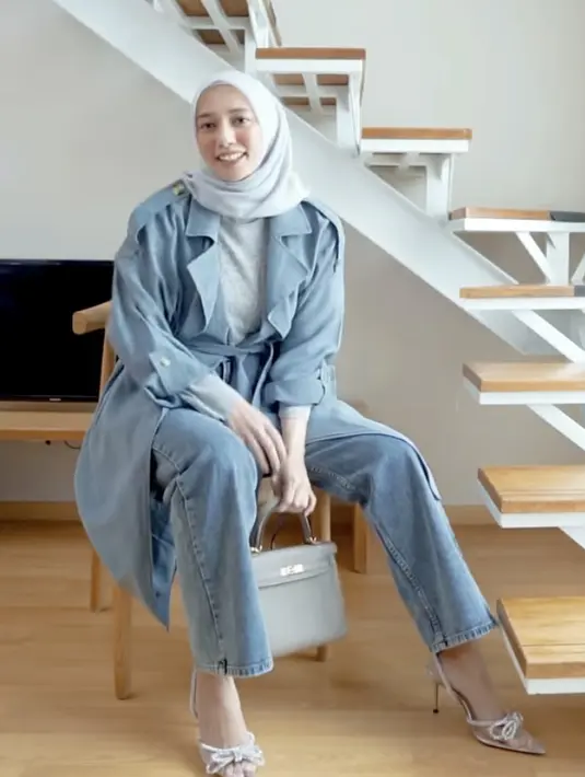 <p>Mega iskanti memadukan celana denim boyfriend dengan outer model coat warna baby blue. Kombinasikan dengan kerudung warna baby blue atau puth. Agar tidak terlalu boiys bisa mengenakan heels. @megaiskanti</p>