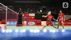 Ganda campuran Indonesia, Rinov Rivaldy/Pitha Haningtyas Mentari mengembalikan kok ke arah Lee Jhe-Huei/Hsu Ya Ching (Taiwan) saat babak pertama Indonesia Master 2020 di Istora GBK, Jakarta, Selasa (14/1/2020). Rivaldi/Mentari kalah dua set 15-21, 13-21. (Liputan6.com/Helmi Fithriansyah)