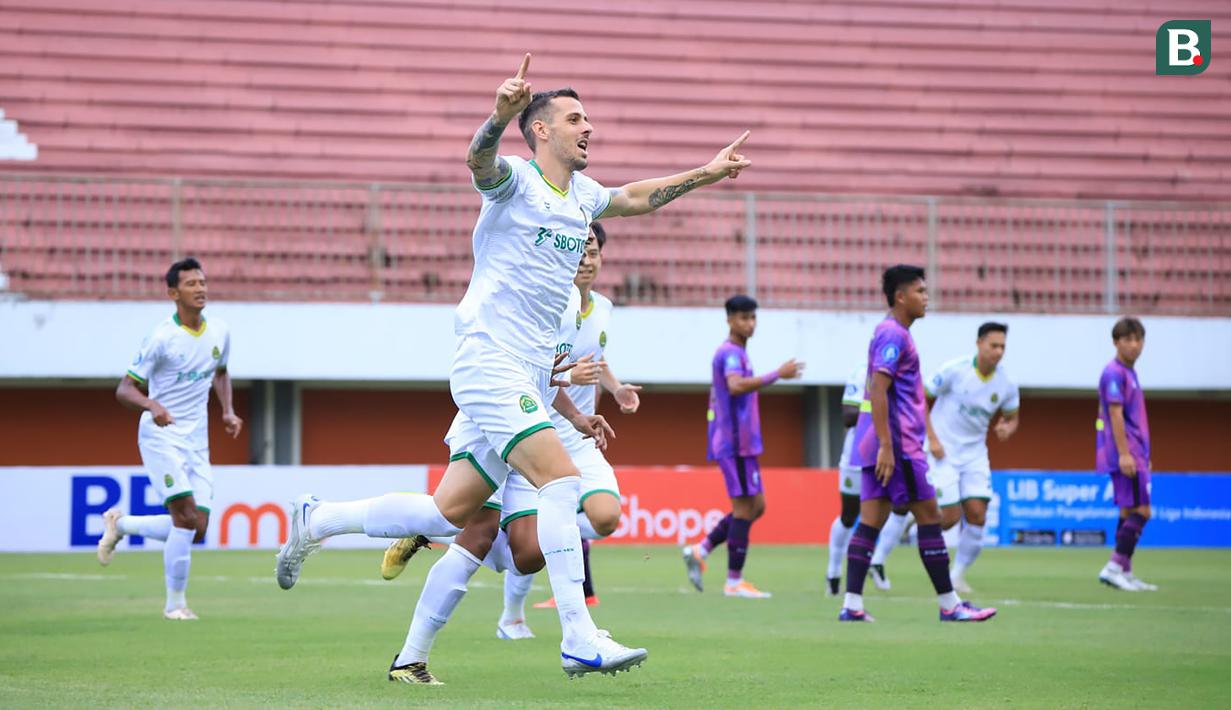 Selebrasi pemain Persikabo 1973, Nikola Kovacevic setelah mencetak gol ke gawang RANS Nusantara FC pada laga pekan pertama BRI Liga 1 2023/2024 antara RANS Nusantara FC menghadapi Persikabo 1973 di Stadion Maguwoharjo, Sleman, Yogyakarta, Senin (3/7/2023). (Bola.com/Nandang Permana)