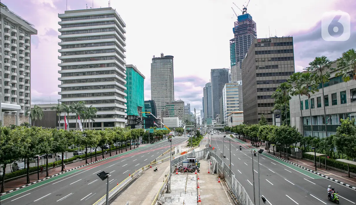 Suasana lalu lintas sekitar proyek MRT Fase II Bundaran HI-Harmoni di Jalan M.H. Thamrin, Jakarta, Rabu (10/2/2021). Proyek yang awalnya ditargetkan selesai pada Desember 2024 tersebut molor menjadi Maret 2025. (Liputan6.com/Faizal Fanani)