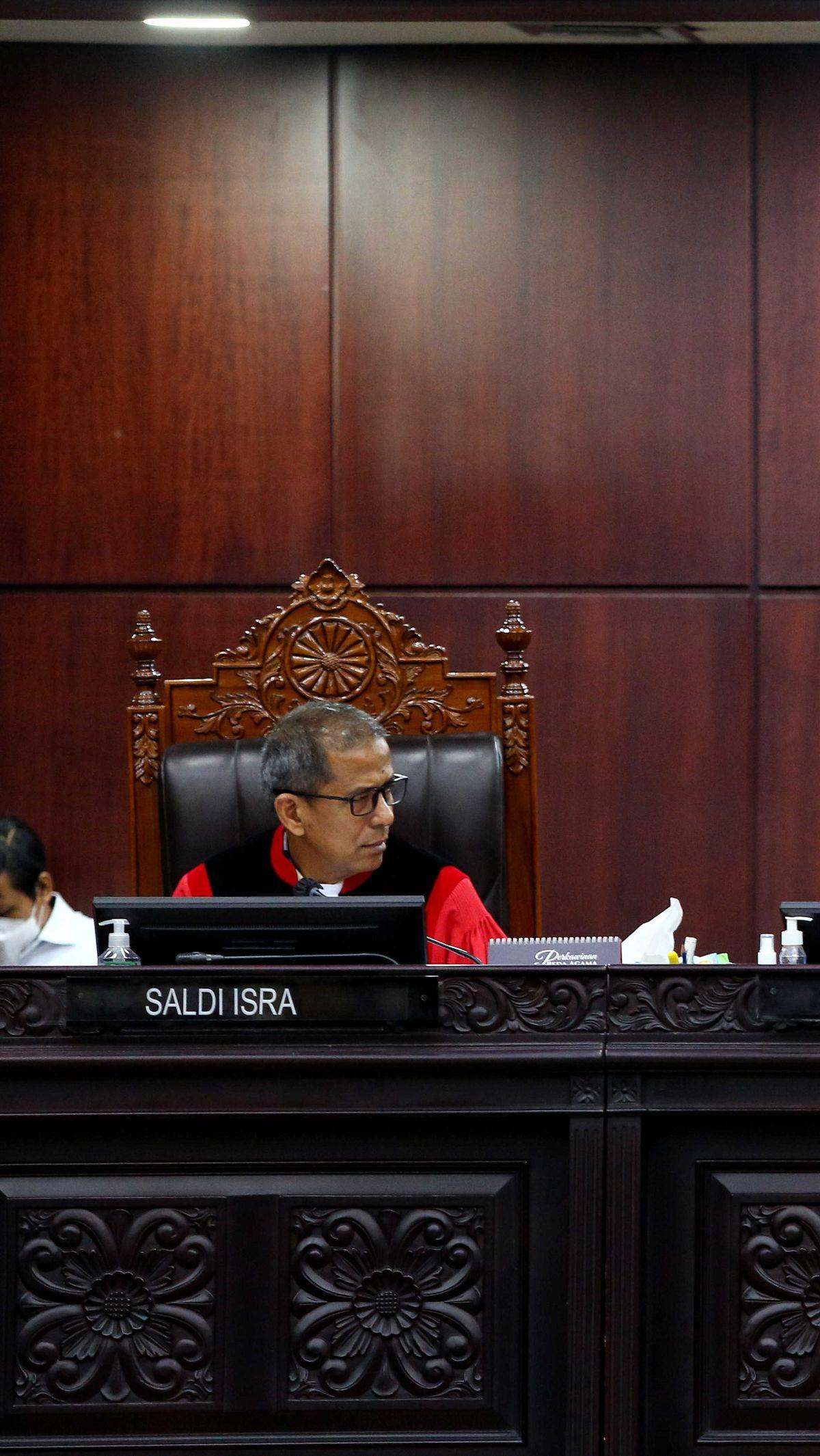"Masih berkaitan dengan peta ini, kira-kira ini alokasi dana yang dibawa untuk kunjungan-kunjungan presiden itu yang dari mana saja? Pak Menko dan Ibu Menteri, ini satu yang terkait langsung dengan permohonan yang diajukan kedua pemohon," kata Saldi Isra.