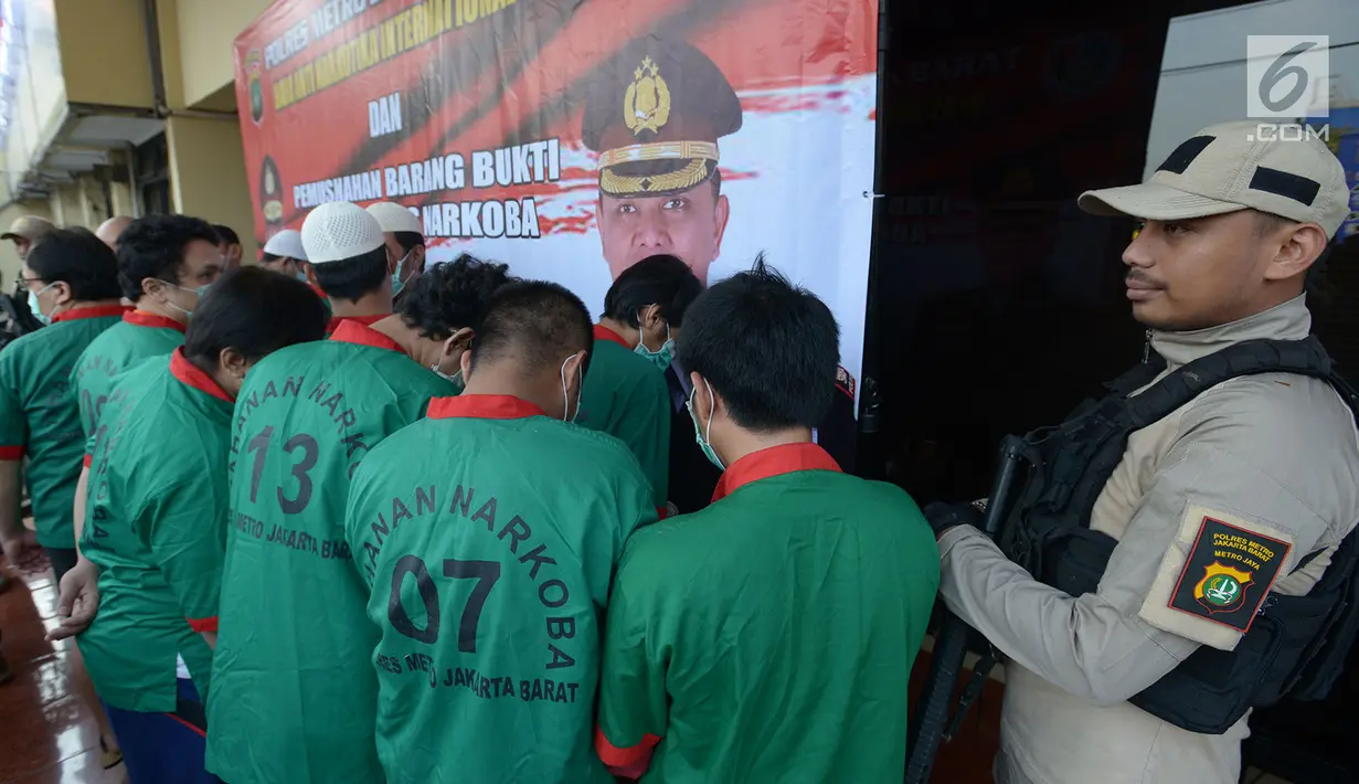 Tersangka dihadirkan dalam rilis pemusnahan barang bukti narkotika, di Polres Metro Jakarta Barat, Rabu (26/6/2019). Semua barang bukti senilai Rp 200 miliar tersebut disita dari delapan kasus berbeda dalam tiga bulan terakhir. (merdeka.com/Imam Buhori)