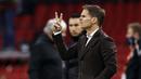 Pelatih Belanda, Frank de Boer merayakan kemenangan 2-0 atas Latvia usai berakhirnya laga Kualifikasi Piala Dunia 2022 Zona Eropa Grup G di Johan Cruijff Arena, Amsterdam, Sabtu (27/3/2021). (AFP/Maurice van Steen/ANP)