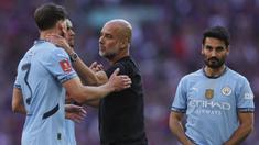 Ekspresi kecewa pelatih Manchester City, Pep Guardiola bersama para pemainnya setelah kalah dari Crystal Palace dalam laga final Piala FA 2024/2025 yang berlangsung di Stadion Wembley, London, Inggris, Sabtu (17/05/2025) waktu setempat. (AP Photo/Ian Walton)