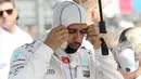 Lewis Hamilton bersiap sebelum balapan F1 Grand Prix Meksiko dimulai di Sirkuit Autodromo Hermanos Rodriguez, Mexico City, Meksiko (30/10). (Reuters/Ulises Ruiz Basurto)