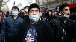 Sejumlah massa melakukan demonstrasi di Place de la Republique, di Paris, Prancis (2/4). Sebelumnya, unjuk rasa serupa telah terjadi beberapa kali di ibu kota Prancis tersebut dalam beberapa minggu terakhir. (AFP/Benjamin Cremel)