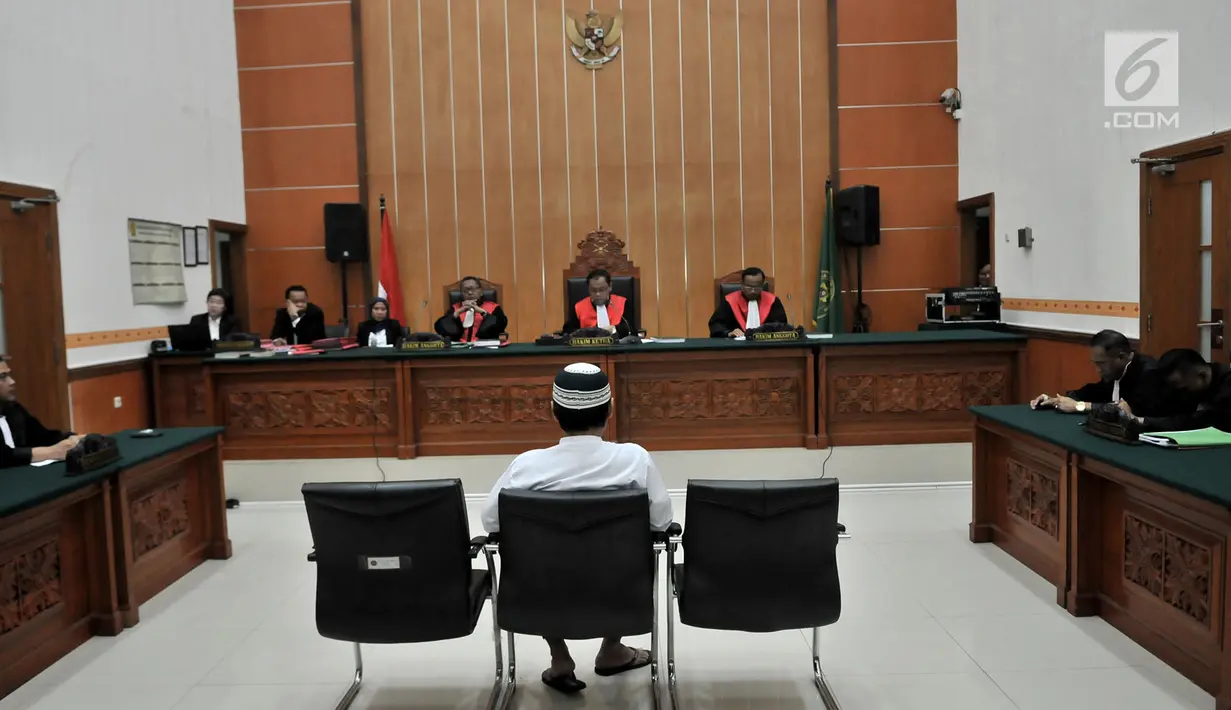 Suasana sidang vonis terdakwa kasus terorisme Wawan Kurniawan terkait kasus penyerangan kantor polisi, pembuatan bom dan pelatihan semi militer di Kabupaten Kampar, Riau di PN Jakarta Barat, Kamis (13/9). (Merdeka.com/Iqbal S. Nugroho)