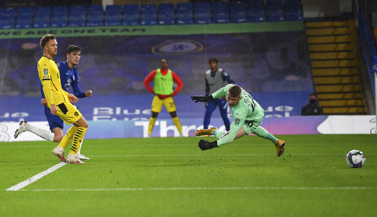 Pemain Chelsea, Kai Havertz, mencetak gol ke gawang Barnsley pada laga Piala Liga Inggris di Stadion Stamford Bridge, Kamis (24/9/2020). Chelsea menang dengan skor 6-0. (AP Photo/Neil Hall)