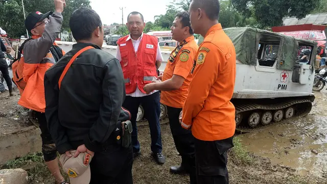 PMI bekerja sama dengan BNPB membantu korban banjir di wilayah terisolasi di Lebak dan Bogor. (Foto: Dok Tim Media JK)