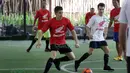 Marc Marquez (kiri) dari Tim Merah mengecoh rekannya Dani Pedrosa dari Tim Putih saat bermain futsal di Lapangan Futsal Kuningan Village, Jakarta, Sabtu (13/2/2016). (Bola.com/Nicklas Hanoatubun)