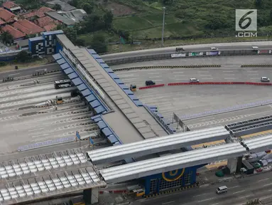 Pantauan udara bersama Whitesky Aviation kondisi lalu lintas terpantau lengang di Gerbang Tol Cikarang Utama, Jawa Barat, Senin (2/6/2019). Jumlah kendaraan yang terpantau pun dapat dikatakan sepi untuk momentum arus mudik Lebaran. (Liputan6.com/Faizal Fanani)