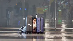 Seorang pelancong menunggu penerbangan di Bandara Internasional O'Hare di Chicago (22/12/2022). Administrasi Penerbangan Federal memperingatkan bahwa angin kencang dan salju lebat dapat menunda penerbangan di pusat perjalanan udara utama Minneapolis-St. Paul, Chicago dan Denver. (Scott Olson/Getty Images/AFP)