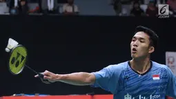 Tunggal putera Indonesia, Jonatan Christie mengembalikan kok saat melawan Son Wan Ho (Korea) pada babak pertama turnamen Indonesia Masters 2018 di Istora Senayan, Jakarta, Rabu (24/1). Jonatan kalah 15-21, 10-21. (Liputan6.com/Helmi Fithriansyah)
