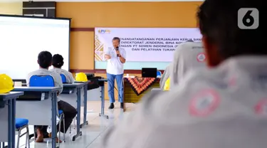 Tenaga konstruksi mengikuti materi pelatihan mengenai tren konstruksi berkelanjutan dan perkembangan teknologi semen serta turunannya di Surabaya, Jawa Timur (7/4/2022). Kegiatan tersebut merupakan sinergi antara SIG dan Dirjen Bina Konstruksi Kementerian PUPR. (Liputan6.com/HO/SIG)