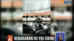Enam unit mobil pemadam kebakaran diterjunkan ke lokasi. Petugas dengan cepat menuju titik api agar tidak merambat keseluruh ruangan.