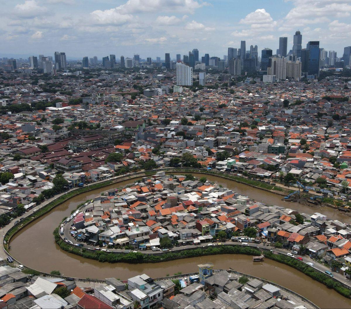 Foto udara memperlihatkan permukiman padat di kawasan Jatinegara, Jakarta, Sabtu (24/2/2024).&nbsp;Pemerintah Provinsi DKI Jakarta menyatakan kesiapannya untuk menjadikan Jakarta sebagai kota global yang kompetitif atau mampu bersaing dengan kota-kota ser