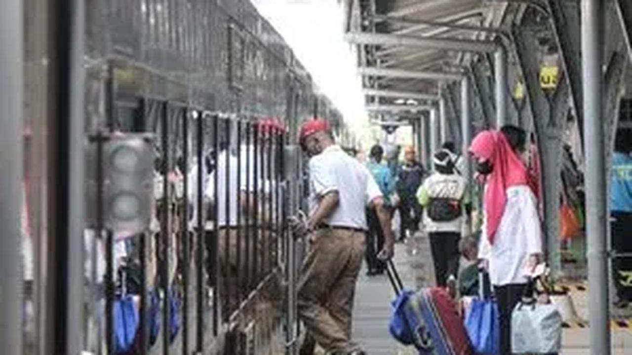 Franoto menambahkan, jika kondektur mendapati penumpang yang dengan sengaja melebihi relasi, maka kondektur menyampaikan kepada penumpang yang bersangkutan, bahwa secara aturan dikenakan sanksi berupa denda yang harus dibayar menggunakan uang tunai di ker