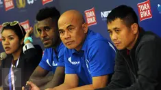 Asisten pelatih Persib, Herry Setiawan (ketiga kanan) menyimak pertanyaan jelang laga final Turnamen Piala Bhayangkara di Stadion GBK Jakarta, Sabtu (2/4/2016). Laga final mempertemukan Persib Bandung dan Arema Cronus. (Liputan6.com/Helmi Fithriansyah)