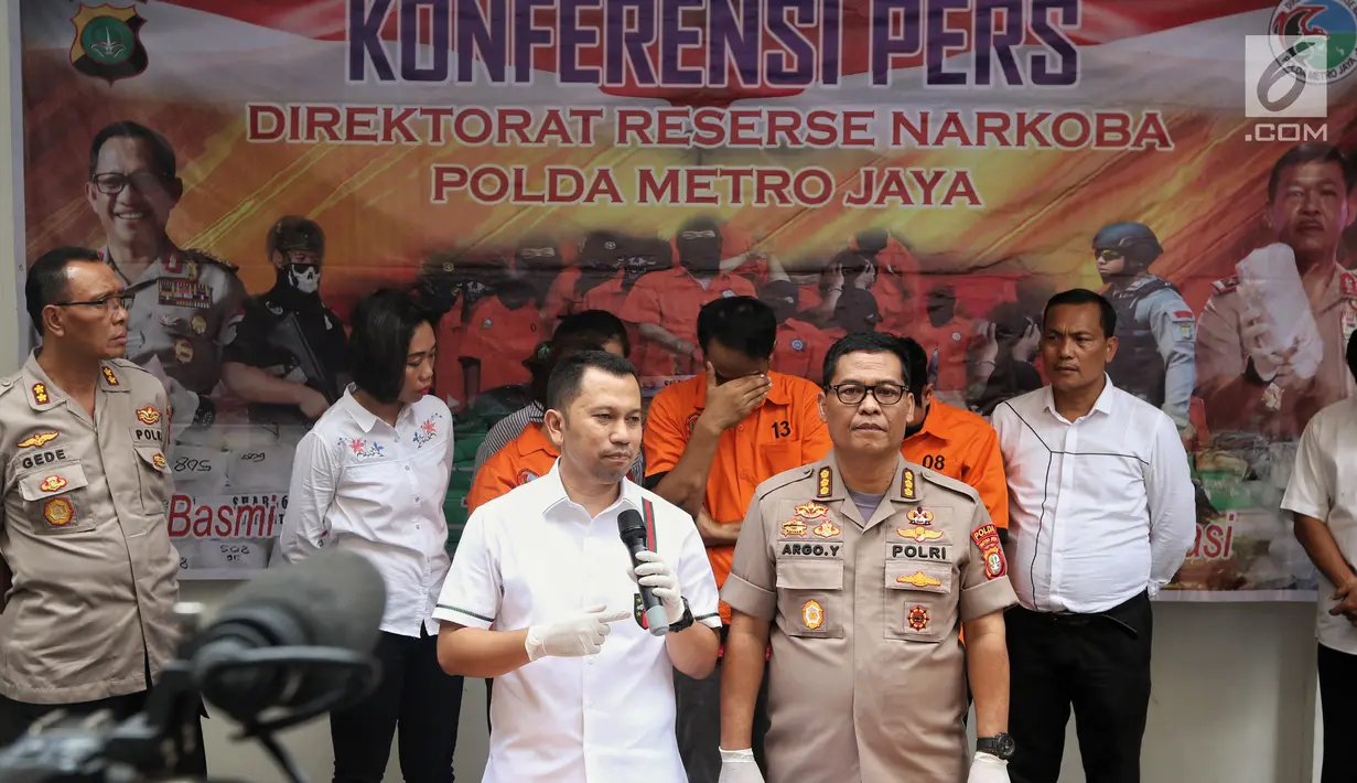 Kabid Humas Polda Metro Jaya Kombes Argo Yuwono saat menggelar jumpa Pers terkait penangkapan narkoba artis Cahya Wulan Sari alias Chacha, personel Duo Molek di Direktorat Narkoba Polda Metro Jaya, Jakarta, Senin (14/1). (Liputan6.com/Johan Tallo)