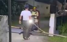 Geram dengan Balapan Liar, Aksi Pria Blokade Jalan dan Gertak Remaja dengan Sebilah Kayu Ini Viral