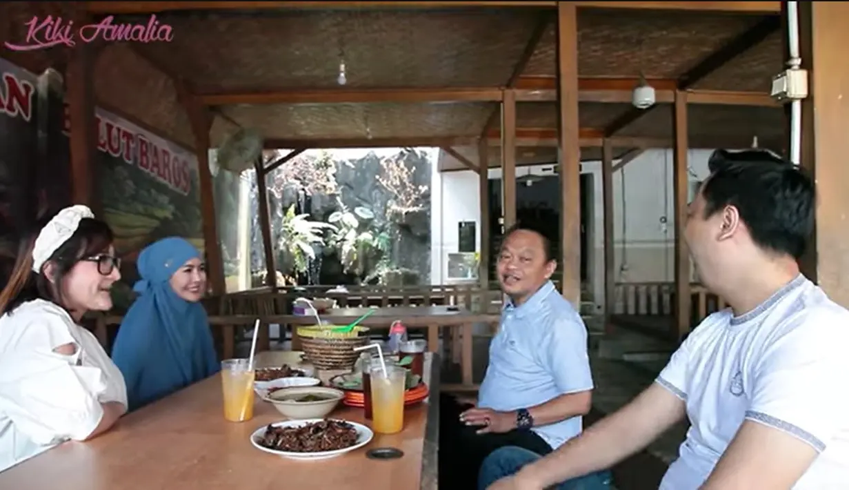 Saat Kiki dan Agung menikah, Kh. Jujun ini rencananya yang akan menjadi kotbah nikah. H. Jujun menyesal tak bisa hadir di acara yang dinantikan tersebut karena berhalangan hadir karena sakit. [Youtube/Kiki Amalia]