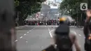 Anggota brimob memukul mundur massa aksi di kawasan Tanah Abang, Jakarta, Selasa (13/10/2020). Hingga menjelang magribh massa masih melakukan perlawan di kawasaan tersebut. (Liputan6.com/Faizal Fanani)