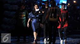 Penyanyi Krisdayanti  melakukan Gladiresik HUT 26 SCTV di Istora Senayan, Jakarta, Selasa, (23/8). Malam Puncak HUT 26 SCTV ini akan berlangsung pada 24 Agustus 2016 di istora senayan secara Live pada pukul 18.45 Wib. (Liputan6.com/Johan Tallo)