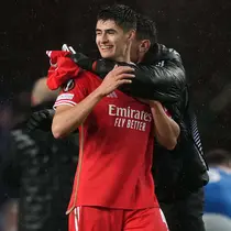 Pemain bertahan Benfica, Antonio Silva melakukan selebrasi setelah pertandingan leg kedua babak 16 besar Liga Eropa UEFA melawan Glasgow Rangers di Stadion Ibrox, Glasgow pada 14 Maret 2024. Benfica memenangkan pertandingan dengan skor 1-0. (Andy BUCHANAN/POOL/AFP)