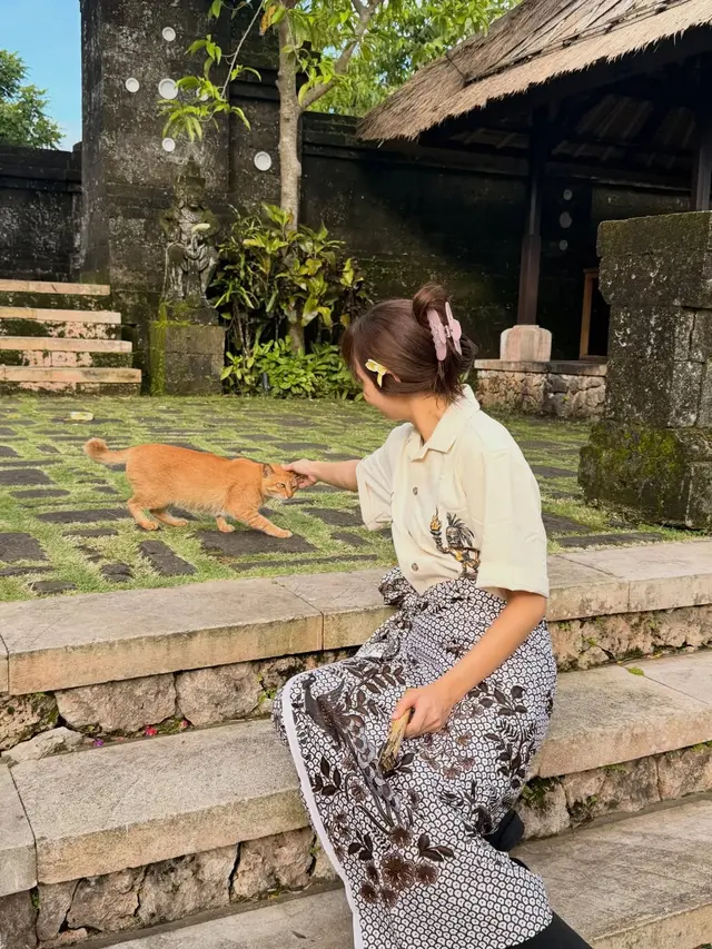 Gaya Off-duty Idol ala Lisa BLACKPINK Saat Liburan di Bali, Chic Berbikini hingga Bak Warlok Pakai Kain Batik