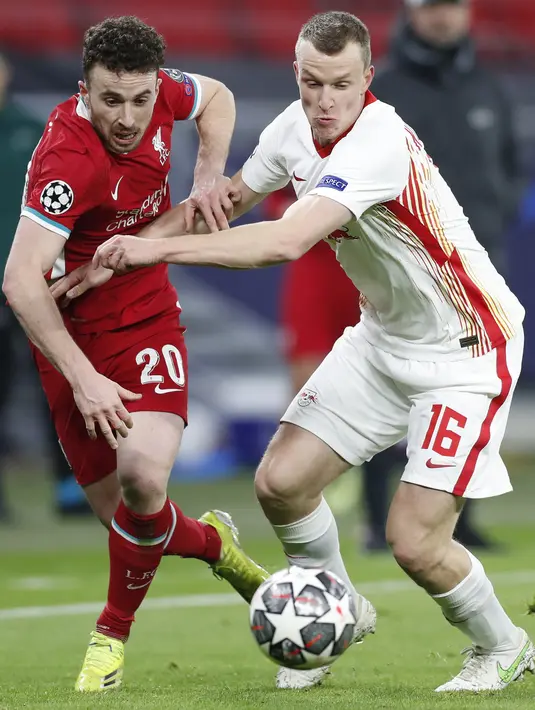 Penyerang Liverpool, Diogo Jota (kiri) berusaha melewati bek RB Leipzig, Lukas Klostermann pada pertandingan leg kedua babak 16 besar Liga Champions di stadion Puskas Arena, Budapest, Hongaria, Kamis (11/3/2021). Liverpool menang atas RB Leipzig 2-0. (AP Photo/Laszlo Balogh)