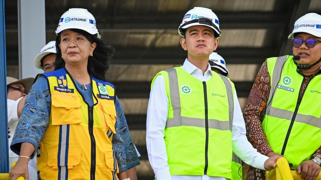 VIDEO: Penampilan Selvi Berkemeja Putih & Helm Proyek Temani Gibran Cek Pembangunan di Medan