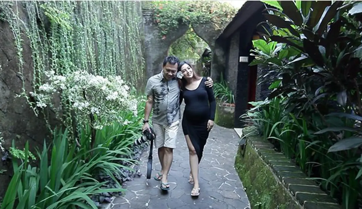 "Alhamdullilah,selamat ya bunda smg mjd anak sholeh anak slu mjd kebanggaan ortua,saudara,dan negara," tulis oktarida10. "Alhamdulillah. Lengkap ya bun cewe cowo arsy dan arsya cocok banget. Keluarga bahagiaaaa BGT :*"tulis tnuriyanaputri.(dok. Instagram)