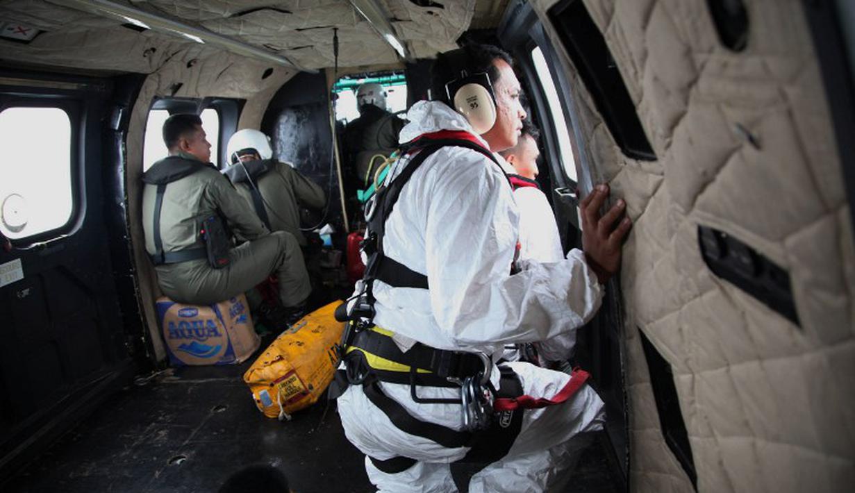 Tim SAR sedang memindai laut untuk mencari puing-puing dari pesawat AirAsia QZ8501, Laut Jawa, Rabu (7/1/2015). (AFP Photo/Priyambodo)