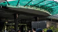 Personel kepolisian disiagakan jelang penyitaan aset di Gedung Granadi, Jakarta, Senin (17/12). Penjagaan ketat tersebut dikarenakan akan ada aksi yang menuntut semua aset Soeharto, keturunan dan kroni-kroninya disita negara. (Liputan6.com/Faizal Fanani)