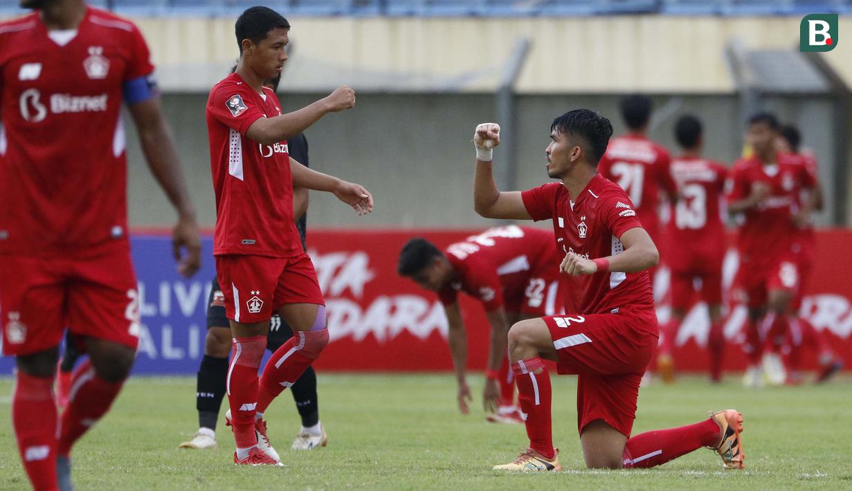 Selebrasi para pemain Persik Kediri usai mengalahkan Madura United 2-1 dalam laga Grup C Piala Menpora 2021 di Stadion Si Jalak Harupat, Bandung, Sabtu (3/4/2021). (Bola.com/Ikhwan Yanuar)